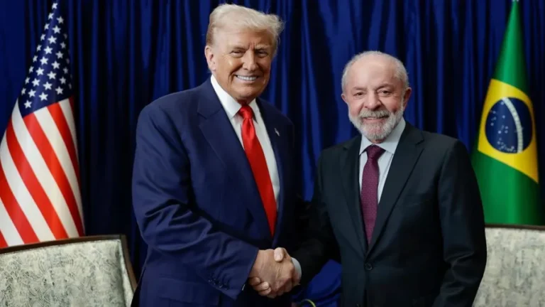 26out2025-donald-trump-e-lula-deram-aperto-de-mao-1761471246610_v2_900x506