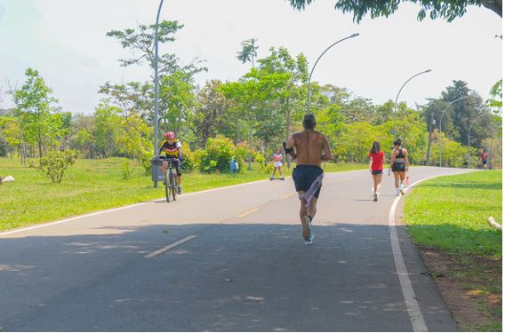 Veja o que abre e o que fecha no feriado da Proclamação da República, neste sábado (15)