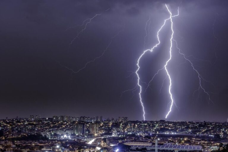 4 milhões de raios em 2025: por que uma descarga atmosférica é tão prejudicial para rede de energia?