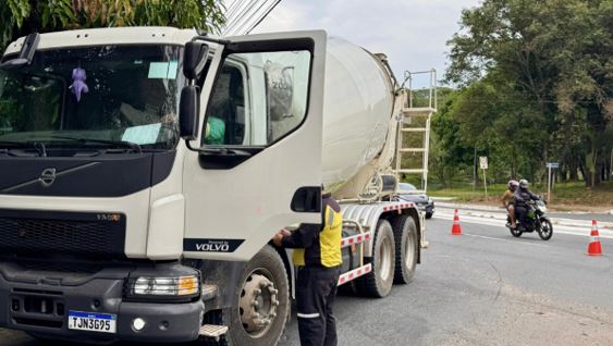 Operação multa veículos com excesso de carga para preservar asfalto em Goiânia