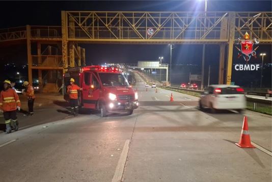 Homem morre atropelado por carro na faixa reversa da Via Estrutural