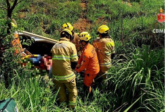 Motorista fica preso às ferragens após carro colidir com carreta no DF