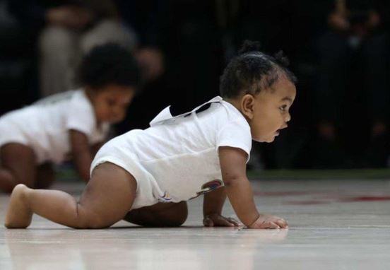 Corrida de bebês vira fenômeno de audiência e viraliza; veja
