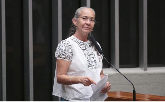 Ex-aliada de Lula, Heloísa Helena toma posse na Câmara e promete não se alinhar ao governo