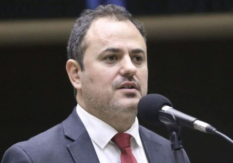 Câmara aprova suspensão de seis meses para Glauber Braga