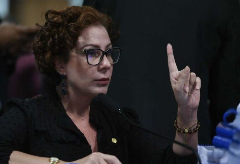Câmara dos Deputados rejeita cassação de Carla Zambelli