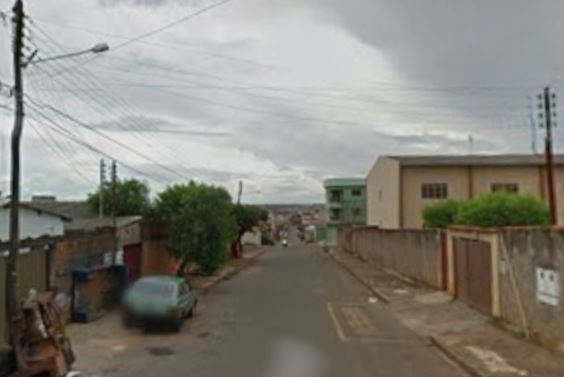 Sob efeito de álcool e drogas, jovem ameaça incendiar casa e agride tios em Anápolis