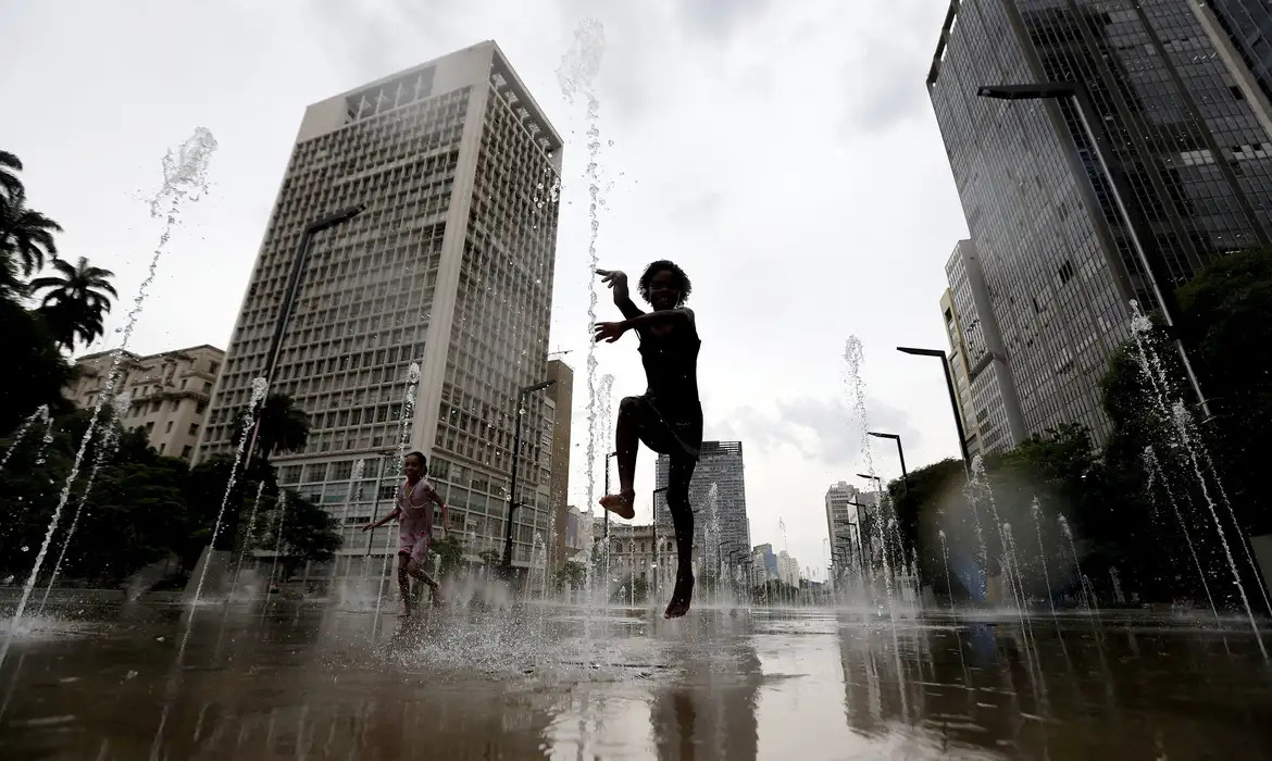 Semana Santa começa com chuvas no Norte e calor extremo no Sul, alerta Inmet