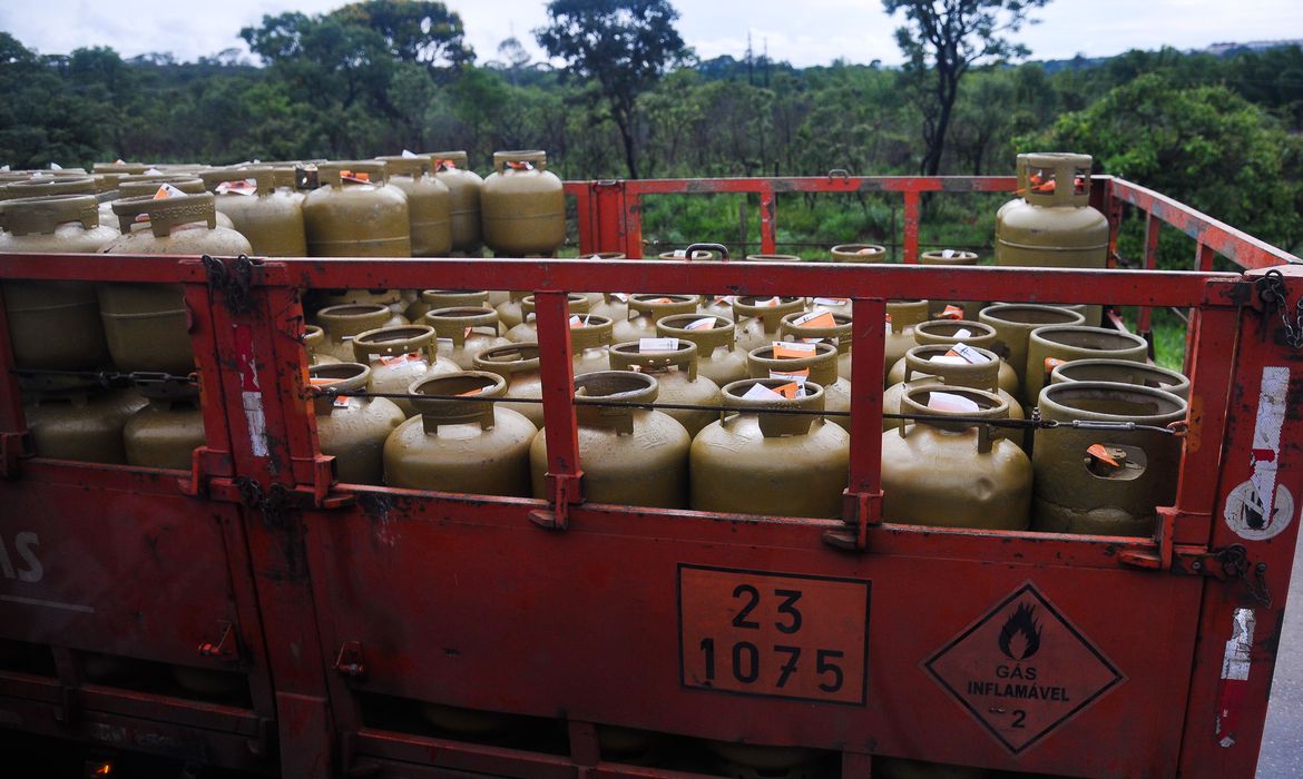 Governo libera R$ 330 milhões para subsidiar gás de cozinha