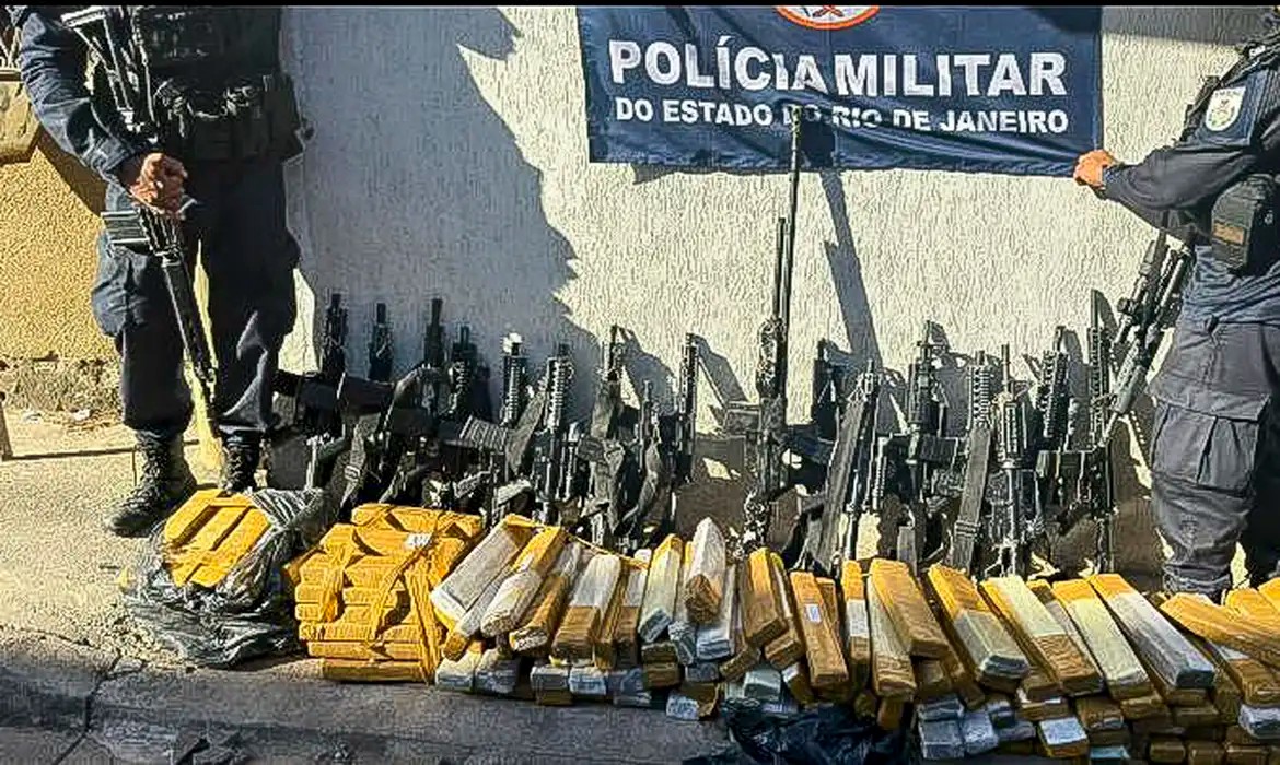 PM do Rio apreende 16 fuzis e metralhadora em operação contra facção