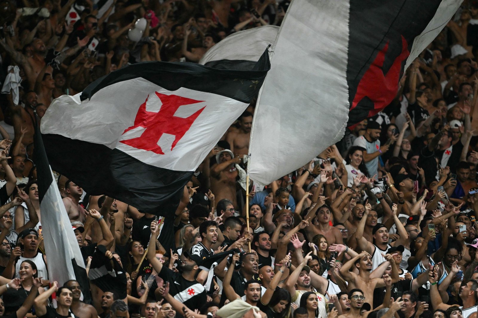 Semana do futebol tem decisões continentais, Brasileirão e duelos europeus