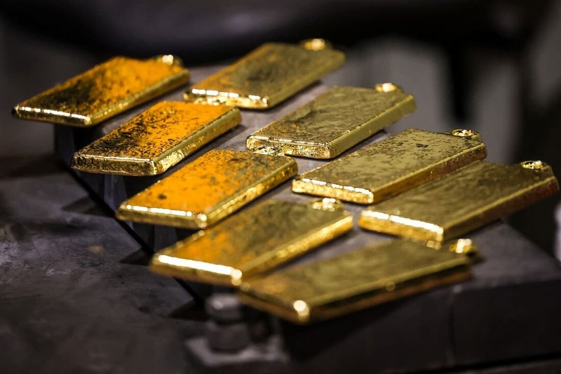 Ouro fecha em queda diante de preocupações com inflação e na espera por reunião do Fed