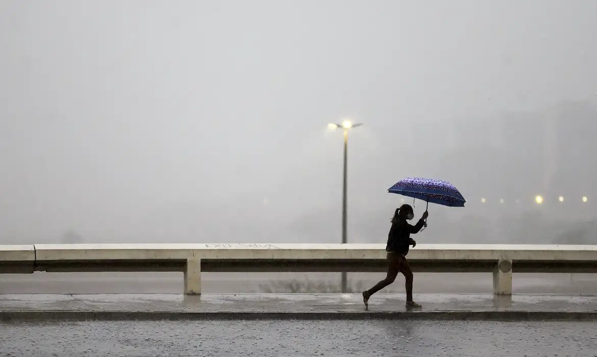 Inmet emite alerta de tempestades para 15 estados nesta quinta-feira