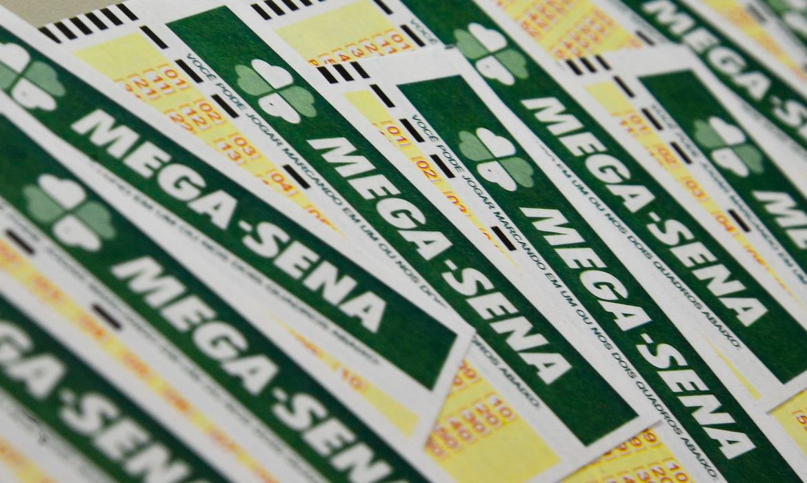 Mega-Sena deve pagar 3º maior prêmio da história dos sorteios regulares neste sábado (24)