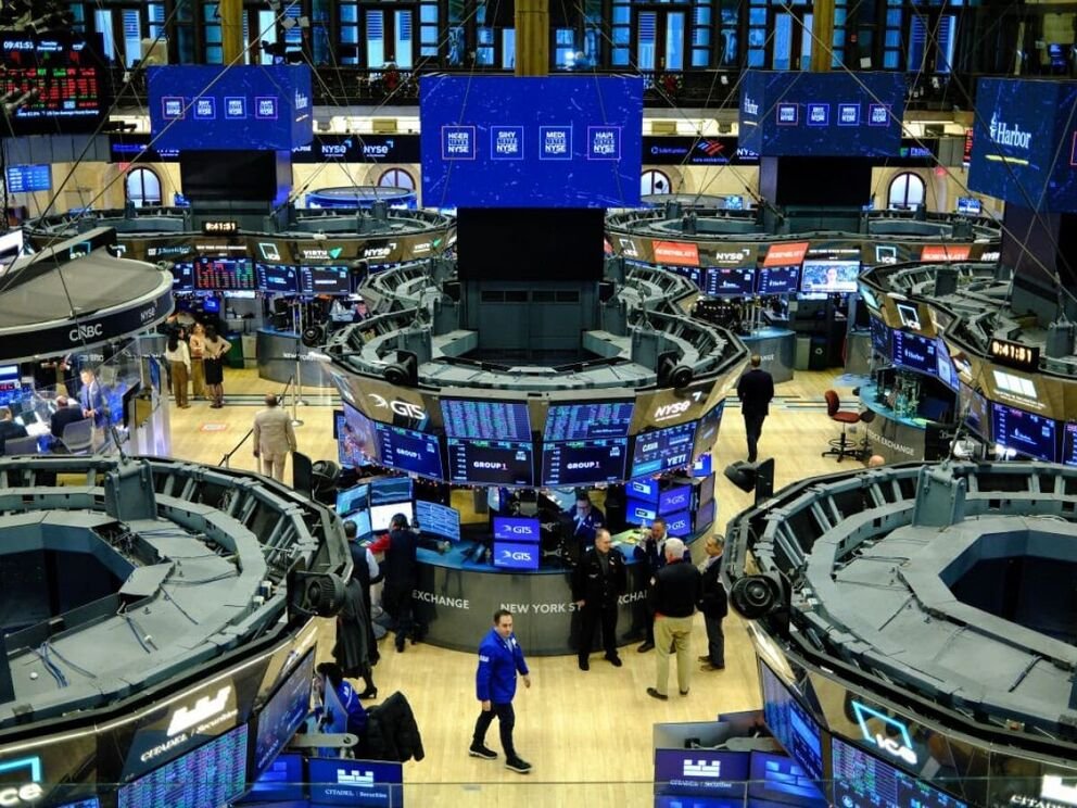 Bolsas de NY fecham em queda com tensões geopolíticas e temores em IA minando apetite ao risco
