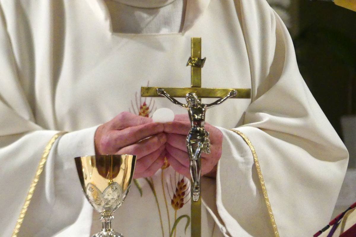 Padre morre esmagado por crucifixo durante missa no Equador