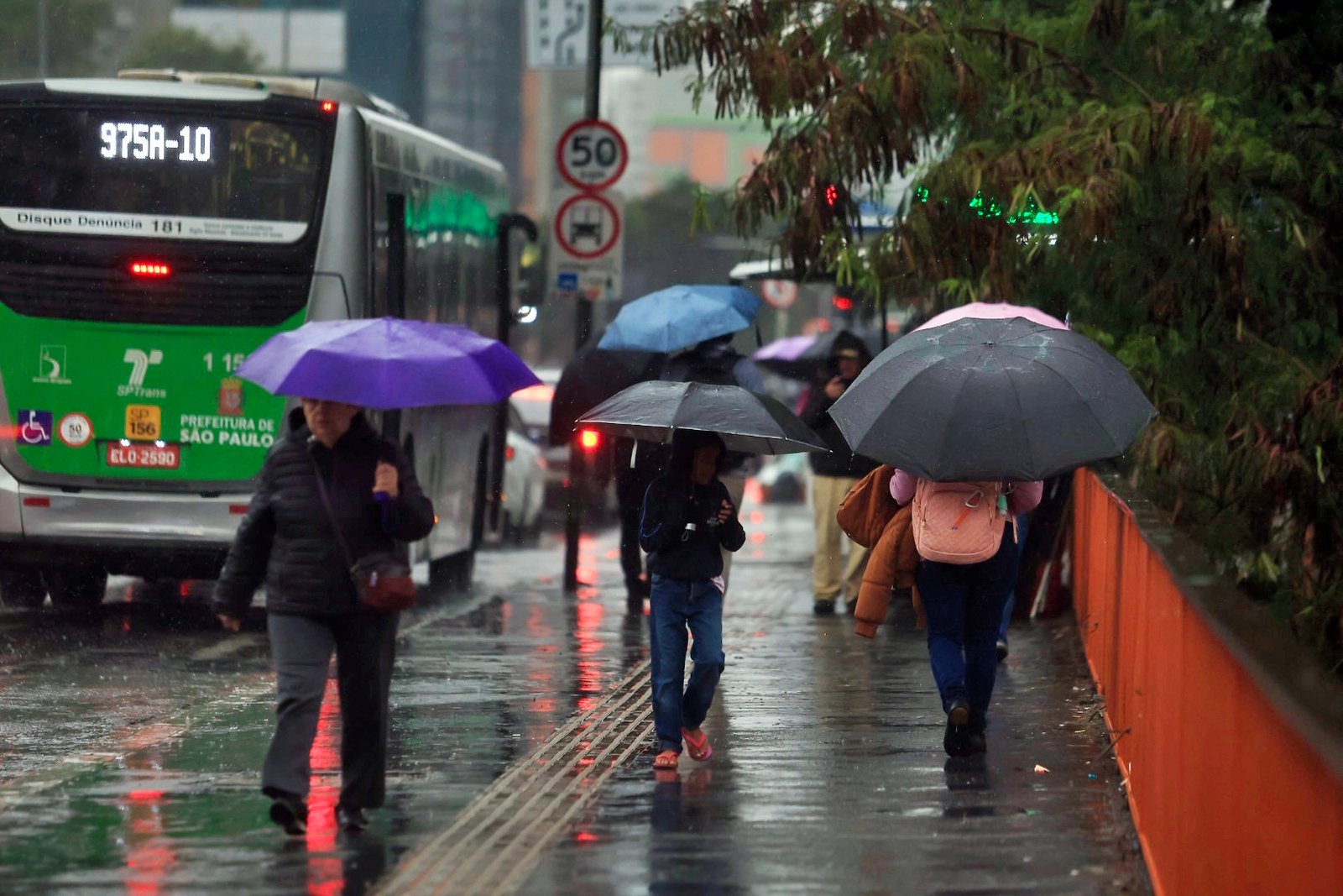 Frente fria derruba temperaturas no Sul, enquanto chuvas avançam pelo Centro-Oeste