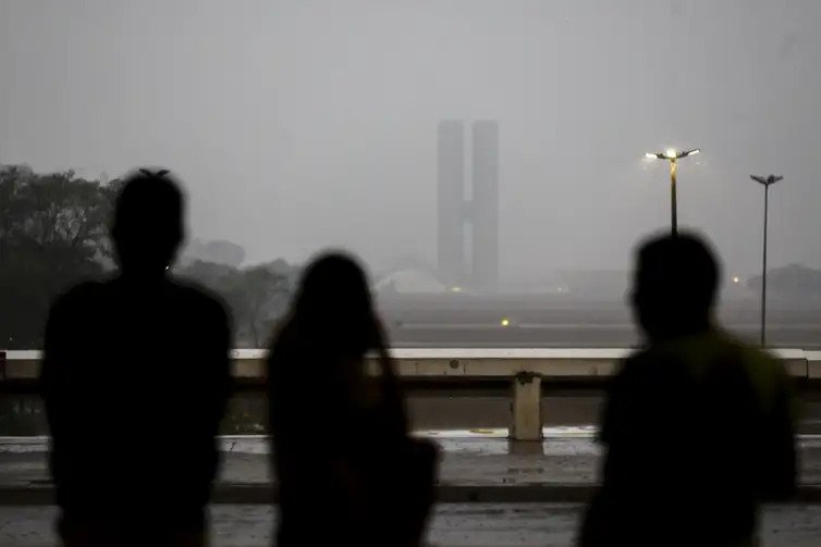 DF tem previsão de mais chuva e trovoadas nesta quinta sob alerta de tempestade
