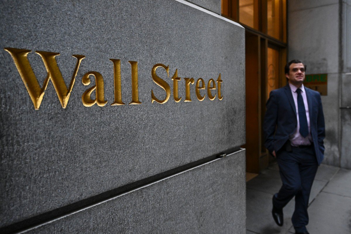 Wall Street fecha em alta e tenta resistir às preocupações sobre IA