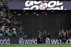 Santos toma virada nos acréscimos e perde para o Atlético-MG