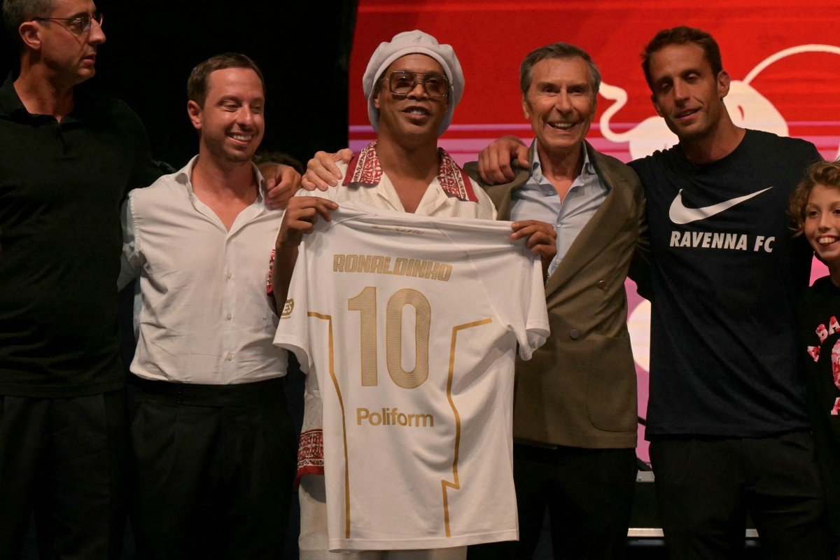 Aos 46 anos, Ronaldinho Gaúcho prepara retorno ao futebol em clube da Itália