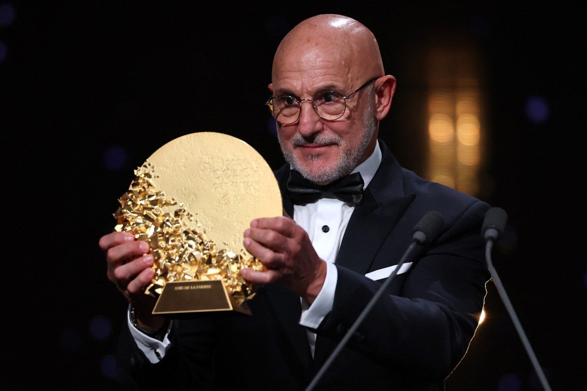 De la Fuente é eleito melhor treinador do ano na cerimônia da Bola de Ouro