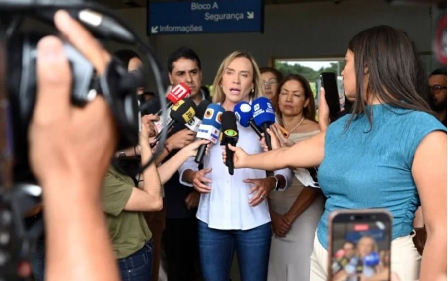 Celina Leão durante visita ao Centro Obstétrico do Hospital Regional da Asa Norte, no Distrito Federal.