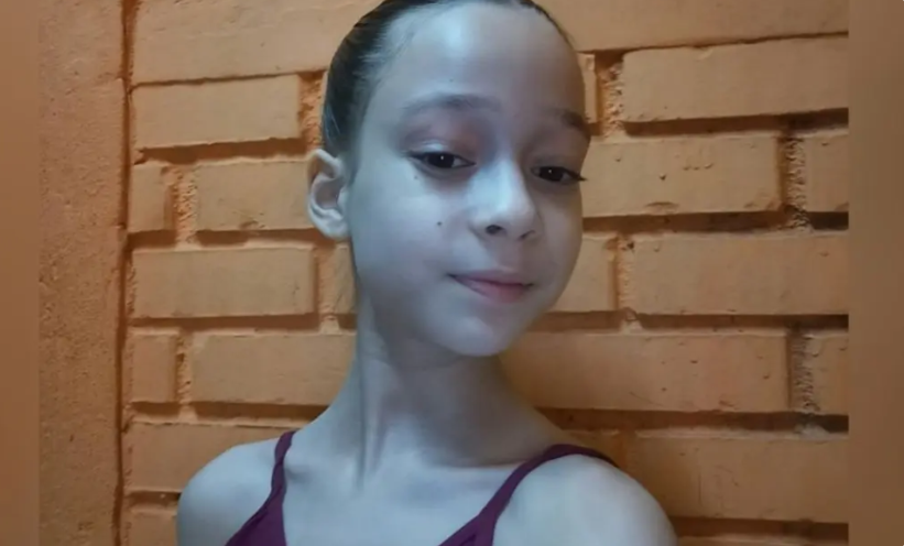 Clarice Rolo Reis, bailarina de 10 anos e aluna do Basileu França, durante atividade de balé.