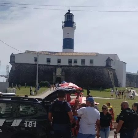 dupla é presa por usar pintura corporal para extorquir turistas em salvador (1)