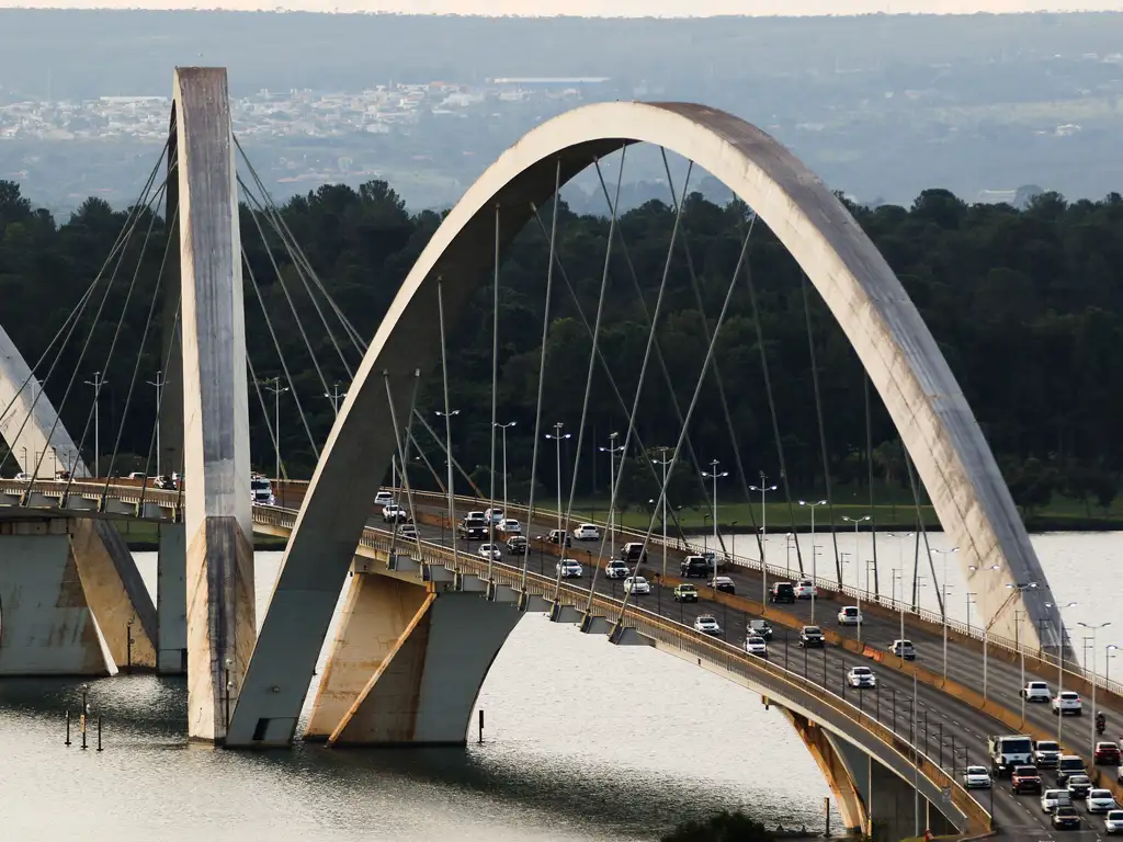 Faixa reversível na Ponte JK dá esperança a motoristas, mas mudança ainda exige adaptações