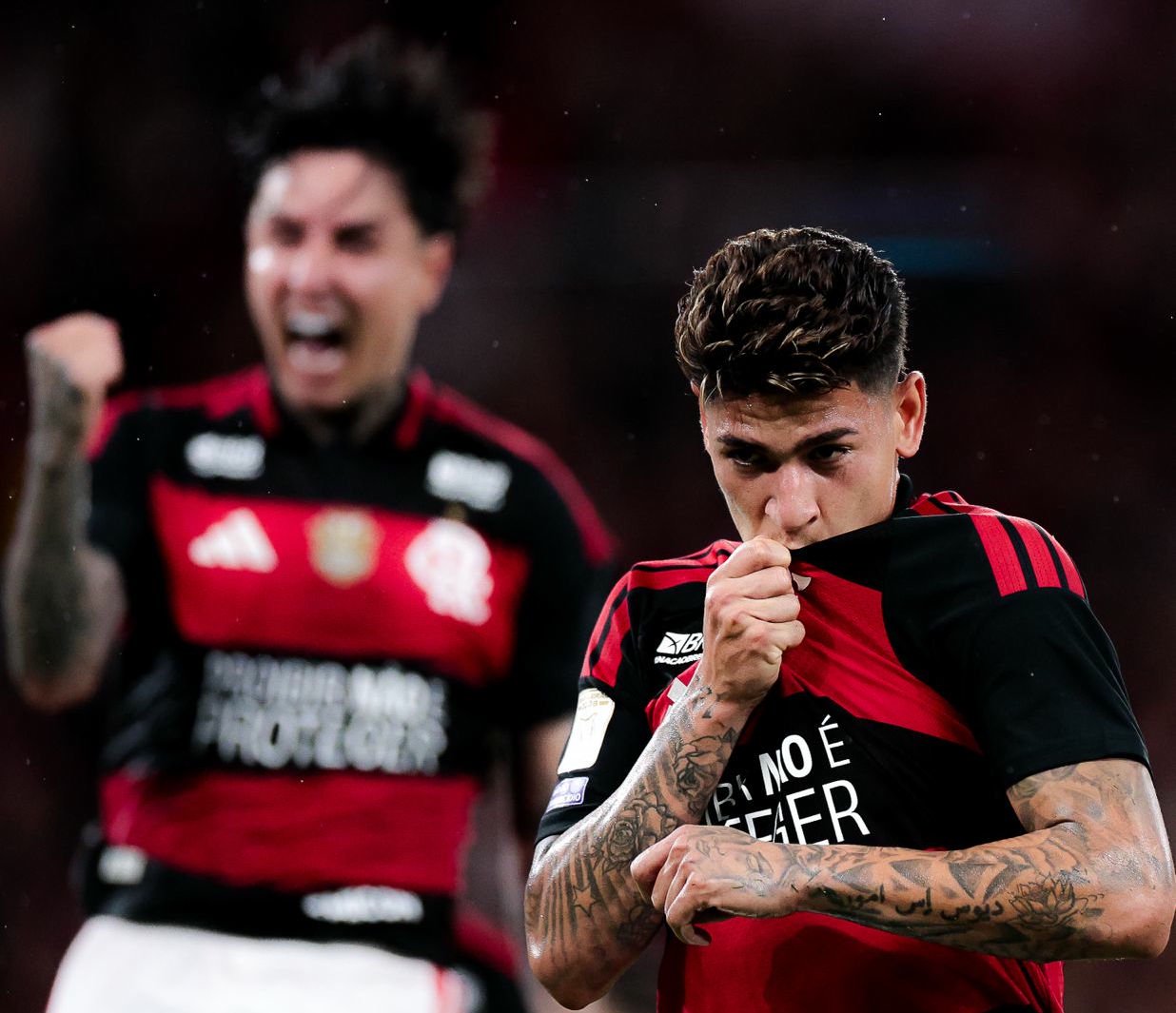Flamengo faz de pênalti no fim, vence Atlético no sufoco e ultrapassa Palmeiras