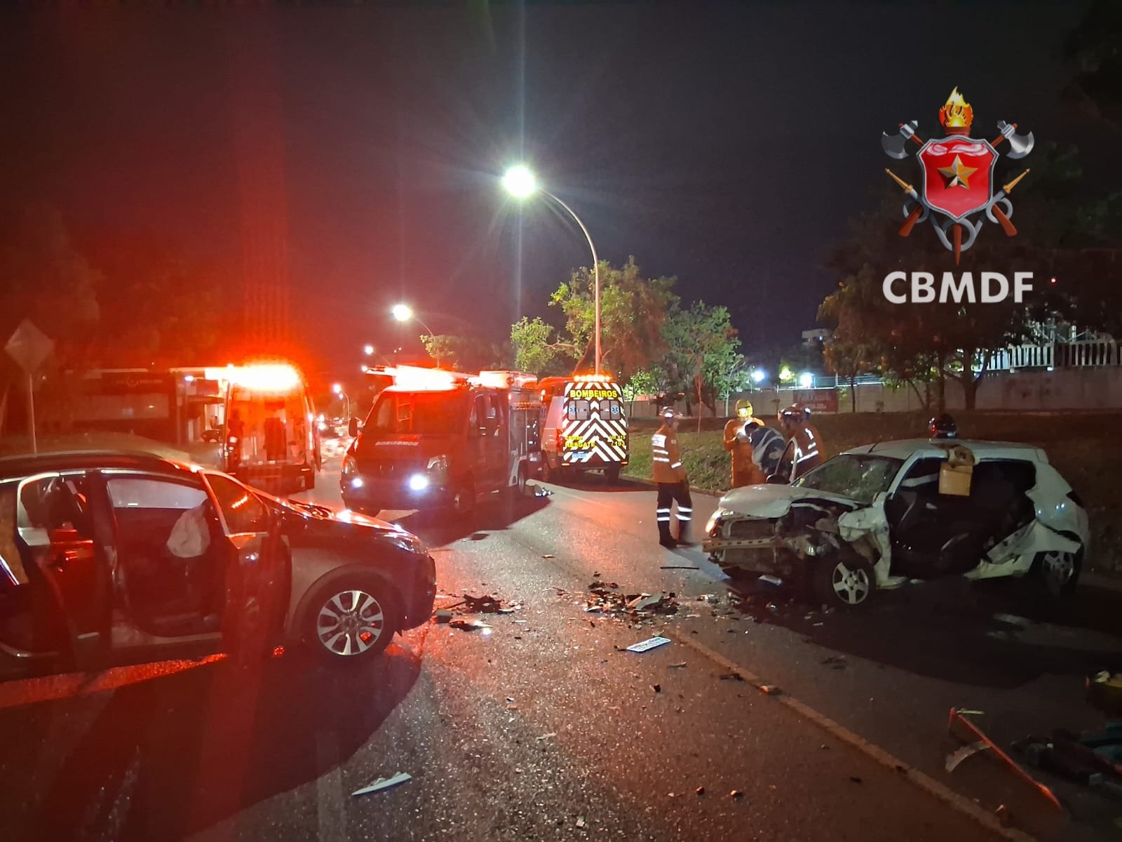 Colisão entre dois carros deixa quatro pessoas feridas na Asa Norte