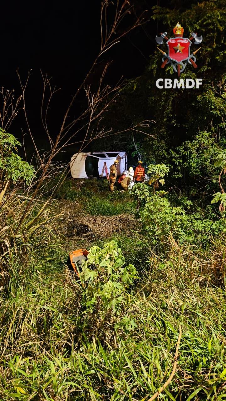 Carro capota em área de difícil acesso e deixa quatro feridos em Brazlândia