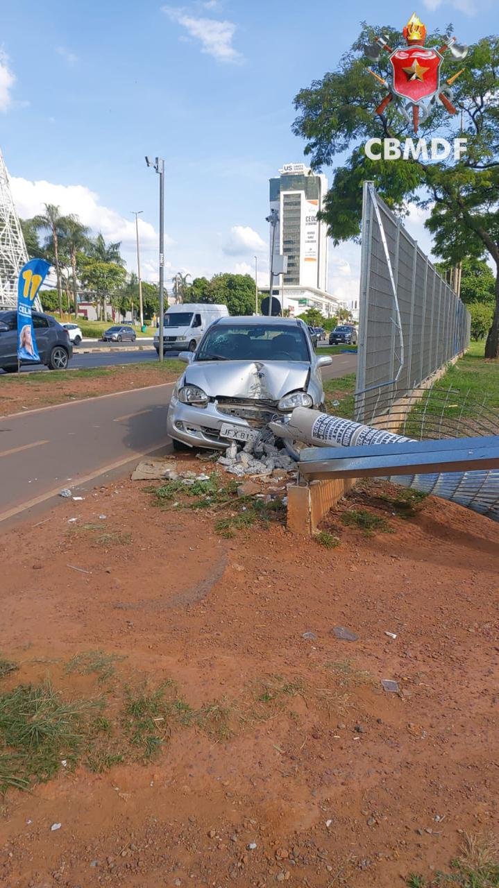 Carro derruba poste e deixa via parcialmente interditada no Pistão Sul