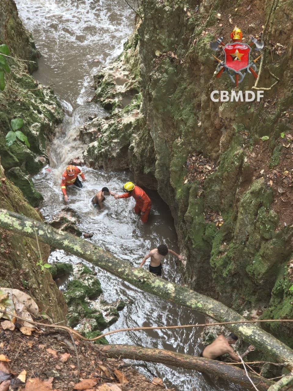 Chuva aumenta nível de córrego e deixa 14 pessoas ilhadas em parque de Taguatinga