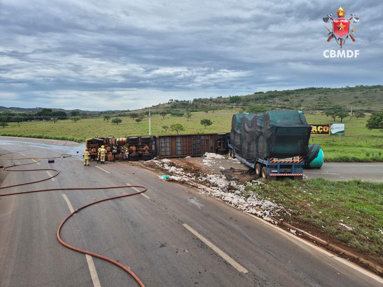 Carreta carregada com algodão tomba na DF-190 e motorista é levado ao hospital