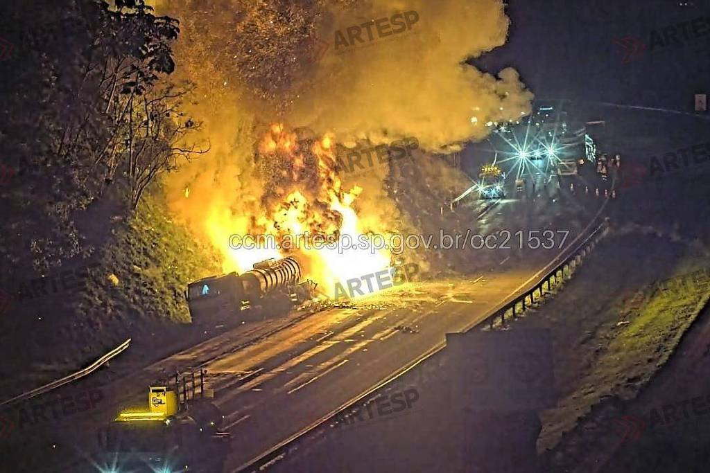 Acidente entre duas carretas causa incêndio e bloqueia o Rodoanel em São Paulo