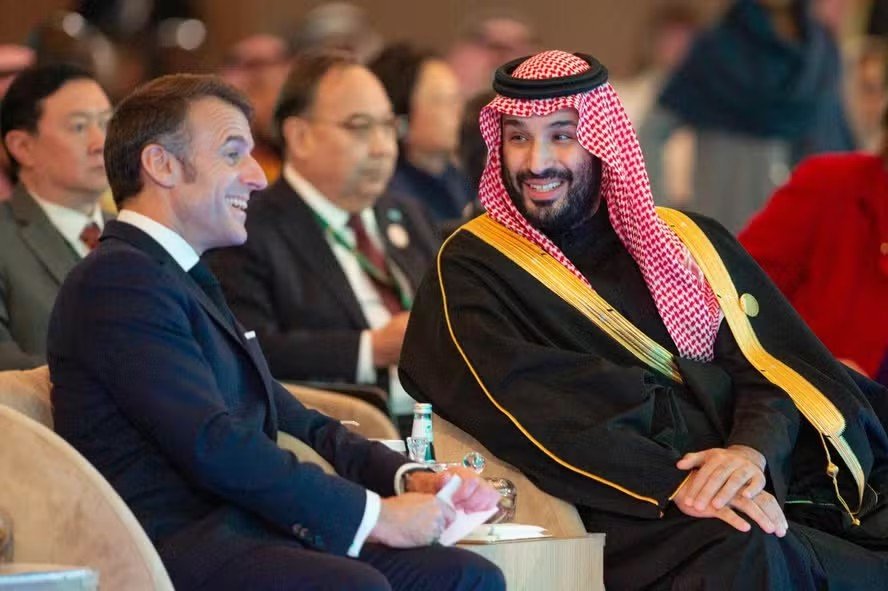 Arábia Saudita se compromete a fornecer diesel enquanto ‘for necessário’, diz Macron