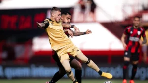 Com um jogador a mais, Atlético sofre gol no fim e cede empate