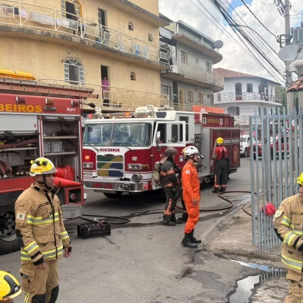 Bombeiros militares combatem incêndio em residência na Candangolândia, no Distrito Federal.