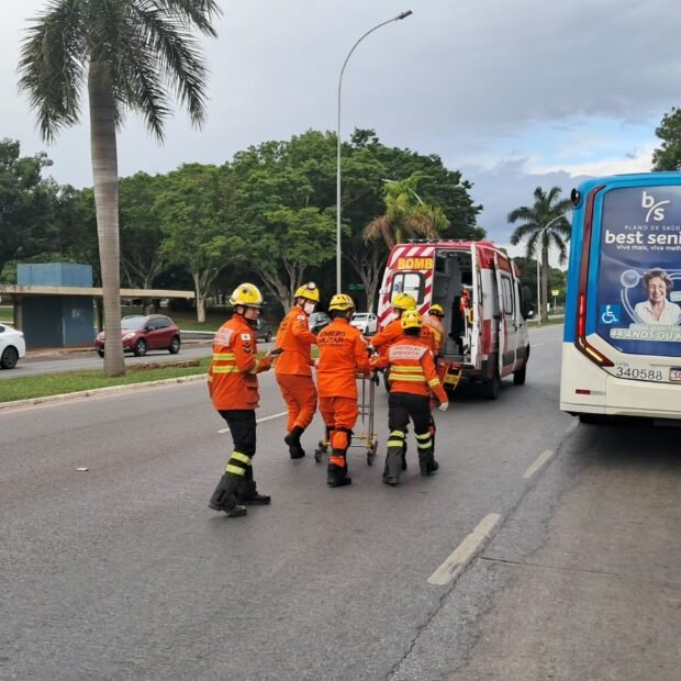 Bombeiros militares atendem ocorrência de trânsito ao lado de um ônibus em via urbana de Brasília.