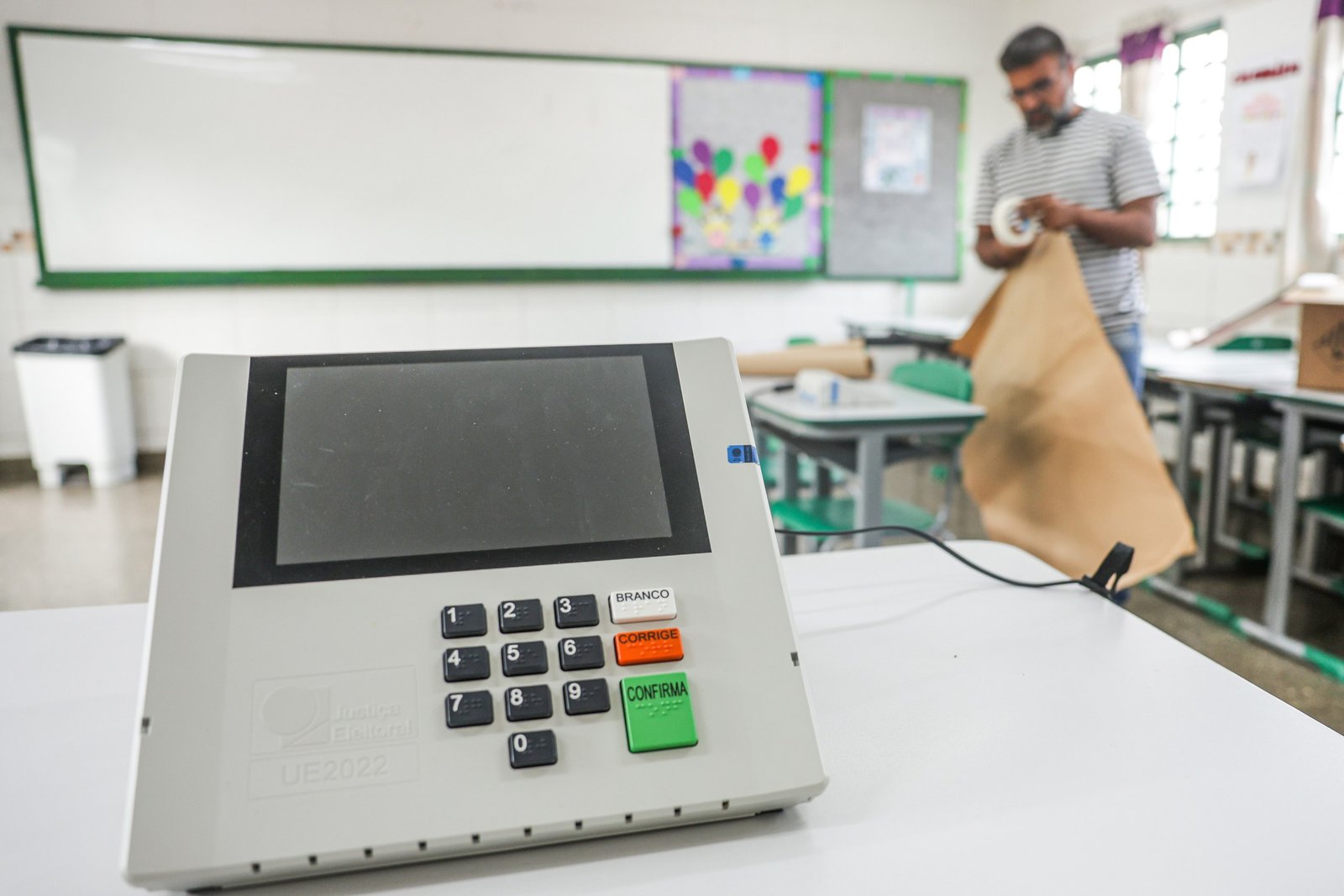 Eleitor é preso após colar tecla 3 de urna eletrônica em Ceilândia