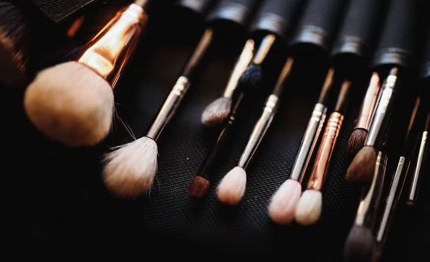 UE flexibiliza normas sobre substâncias perigosas em cosméticos