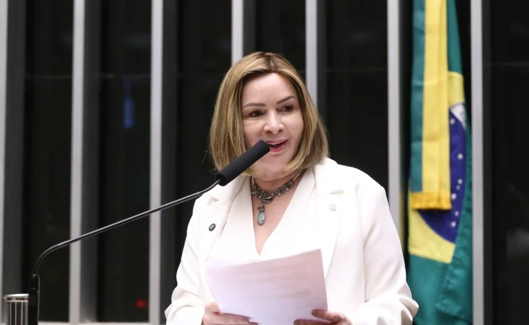Comissão da Câmara aprova medidas para proteger trajetória escolar de vítimas de violência