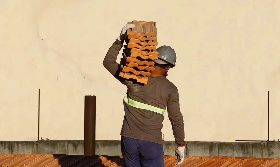 Construção civil lidera crescimento de ocupação no trimestre encerrado em setembro