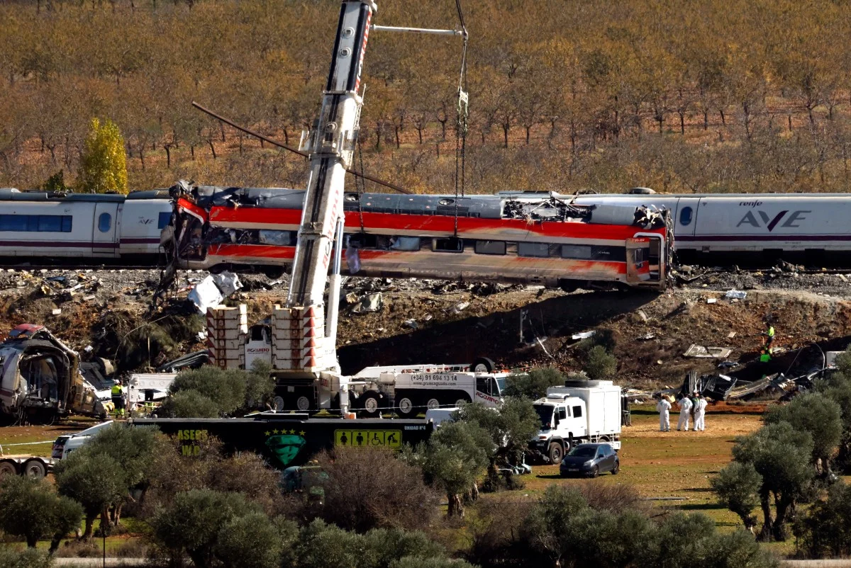 Espanha intensifica identificação de vítimas após colisão ferroviária