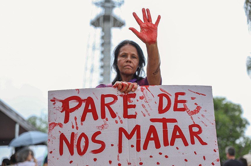Brasil tem queda de 4,5% nos feminicídios em 2026; tentativas sobem e chegam a 12 casos por dia