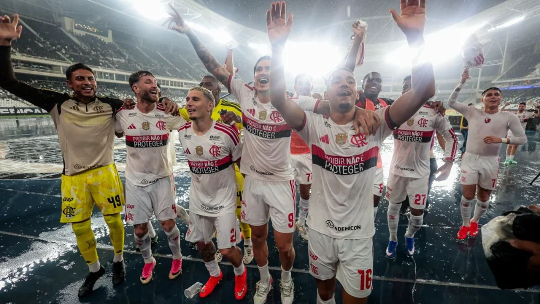Jogadores do Flamengo comemoram vitória em campo após partida do Campeonato Brasileiro