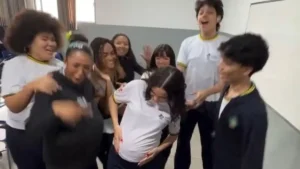 Alunos de colégio em Goiânia homenageiam colega grávida