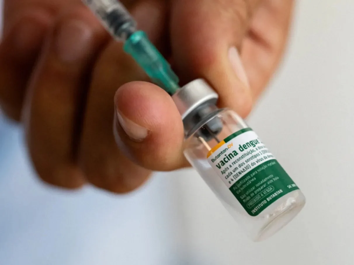 Mais de 45 mil jovens no Distrito Federal não completaram o esquema vacinal contra a dengue